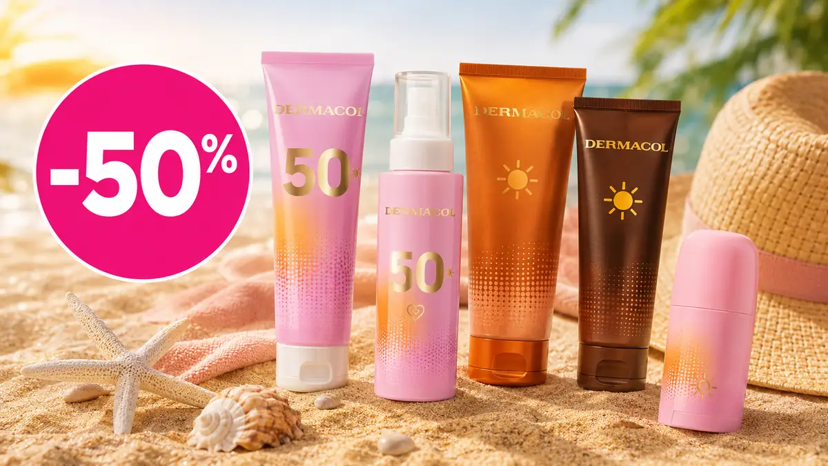 Produse Dermacol Sun pe plajă, alături de o insignă roz cu reducere de 50%.