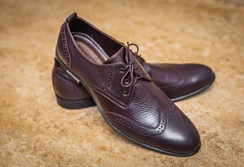Poza cu o pereche de pantofi eleganti din piele naturala de culoare maro pentru barbati