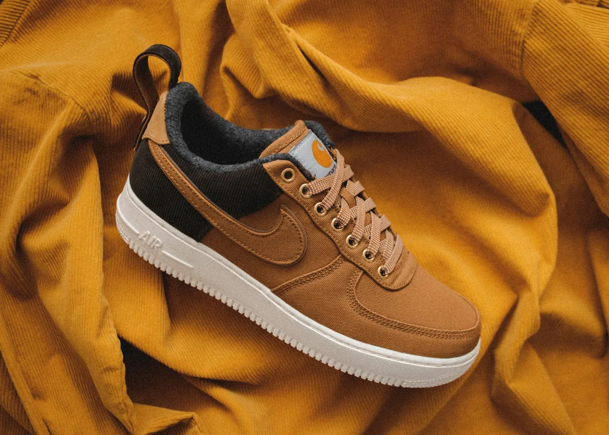 O poza cu o pereche de sneakers maro de la firma Nike