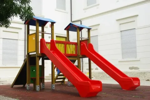 Poza cu un tobogan dublu pentru copiii in diferite culori