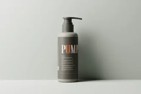 Poza cu un recipient de plastic care are si o pompa in care se pot pune diferite produse cum ar fi sampon, balsam, ulei esential sau altele.