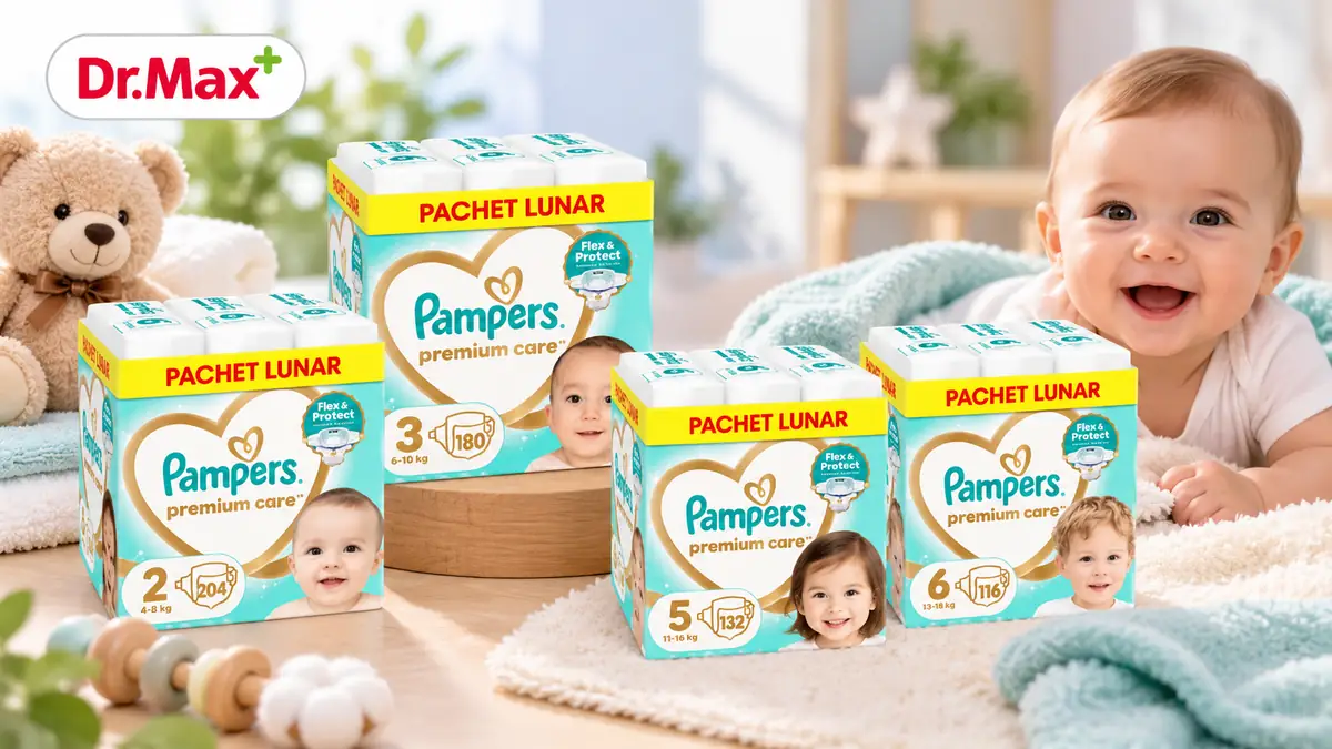 Patru pachete Pampers Premium Care, logo Dr. Max și un bebeluș zâmbitor într-un decor luminos pentru copii.