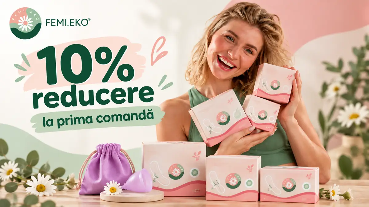 Femeie zâmbitoare cu produse Femi.Eko, cupă menstruală și mesajul „10% reducere la prima comandă”.