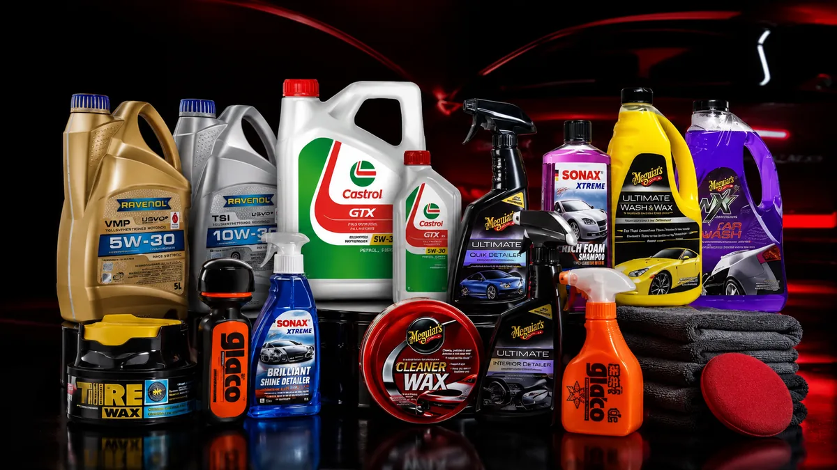 Produse auto pentru întreținere și detailing, inclusiv uleiuri de motor, soluții de curățare, ceară și accesorii, expuse pe un fundal negru cu accente roșii.