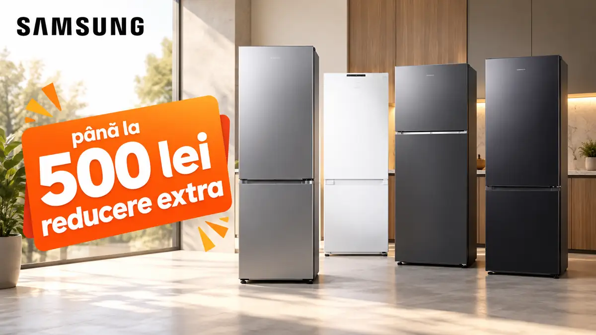 Patru frigidere Samsung într-o bucătărie modernă, cu mesajul „până la 500 lei reducere extra” pe fundal portocaliu.