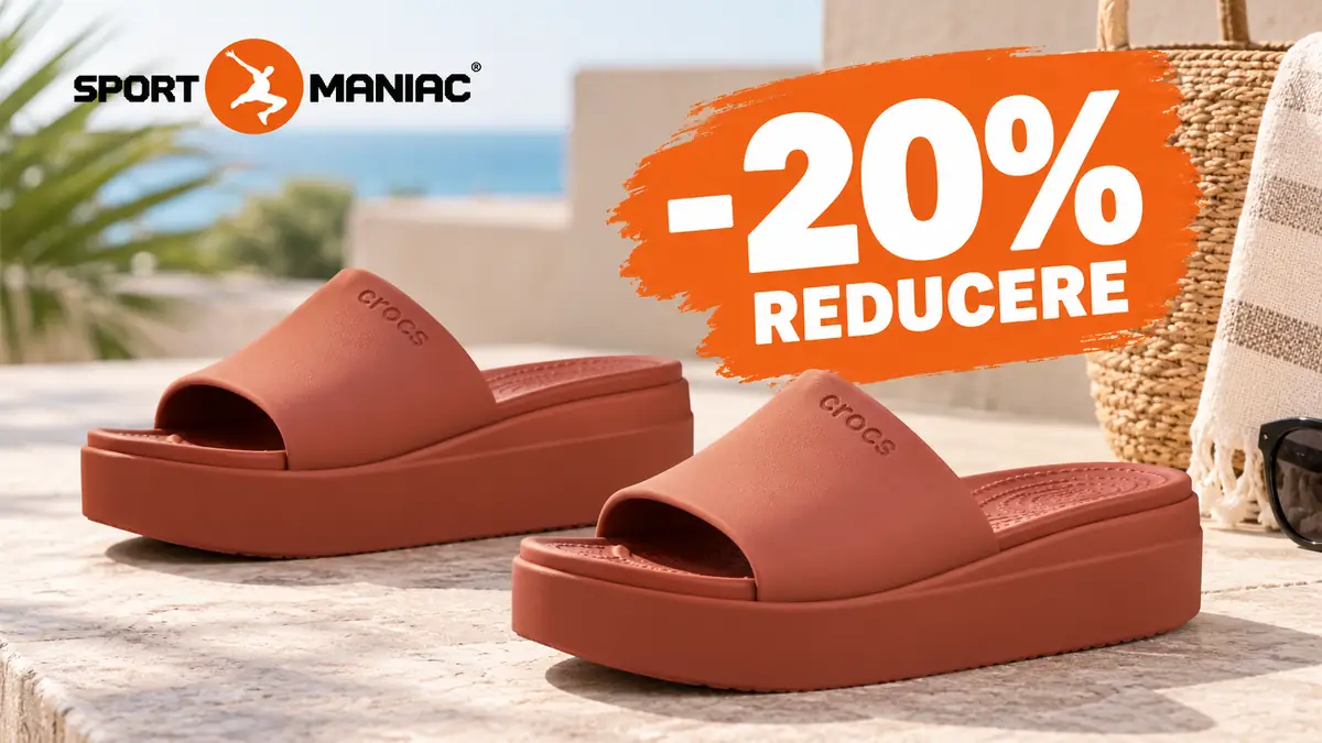 Două papuci Crocs Brooklyn Slide maro, logo Sport Maniac și mesaj „-20% reducere” pe fundal de vară.