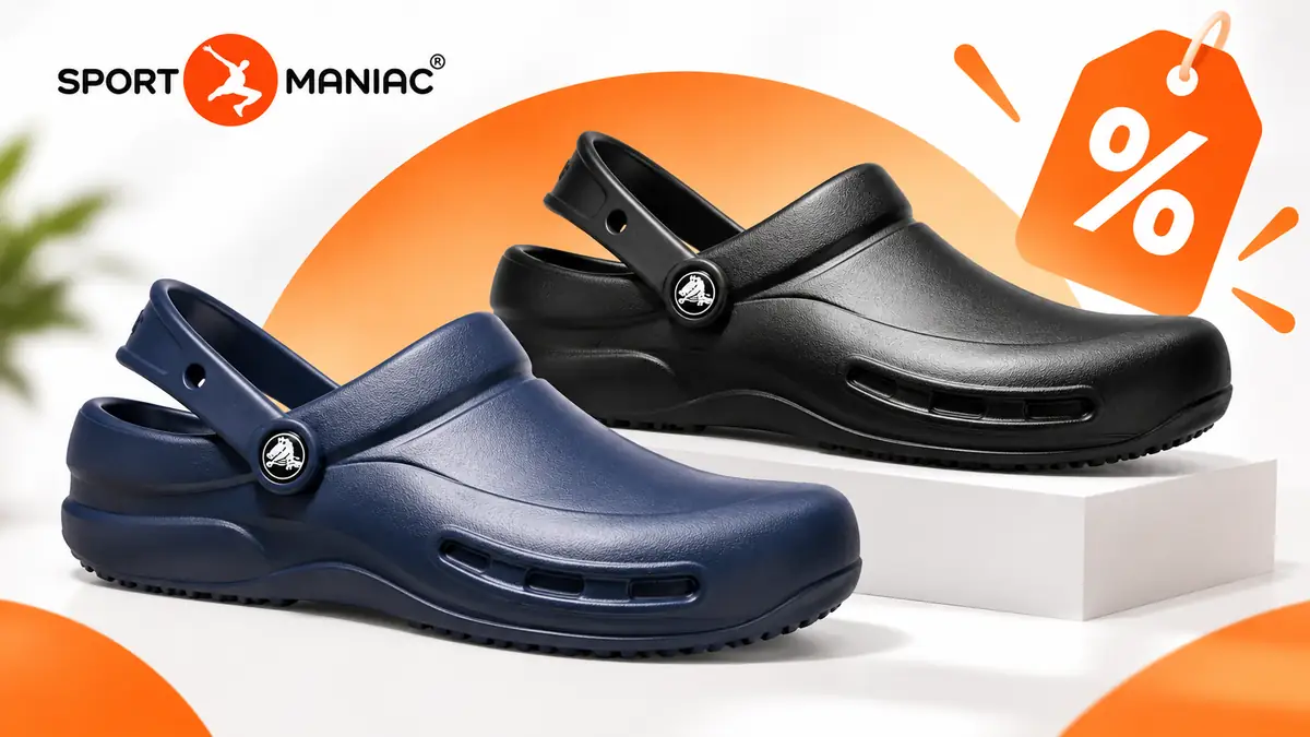 Saboți Crocs Bistro bleumarin și negri, pe fundal alb-portocaliu, cu logo Sportmaniac și simbol de reducere.