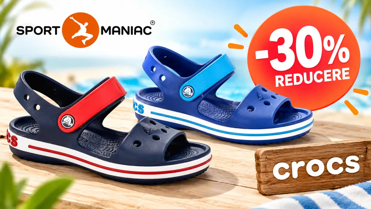 Două sandale Crocs albastre, logo Sportmaniac și insignă portocalie cu reducere de 30%, pe fundal de vară.