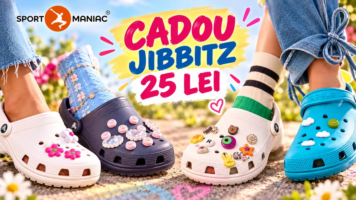 Patru perechi de Crocs cu Jibbitz colorați, logo Sportmaniac și textul „Cadou Jibbitz 25 lei”.