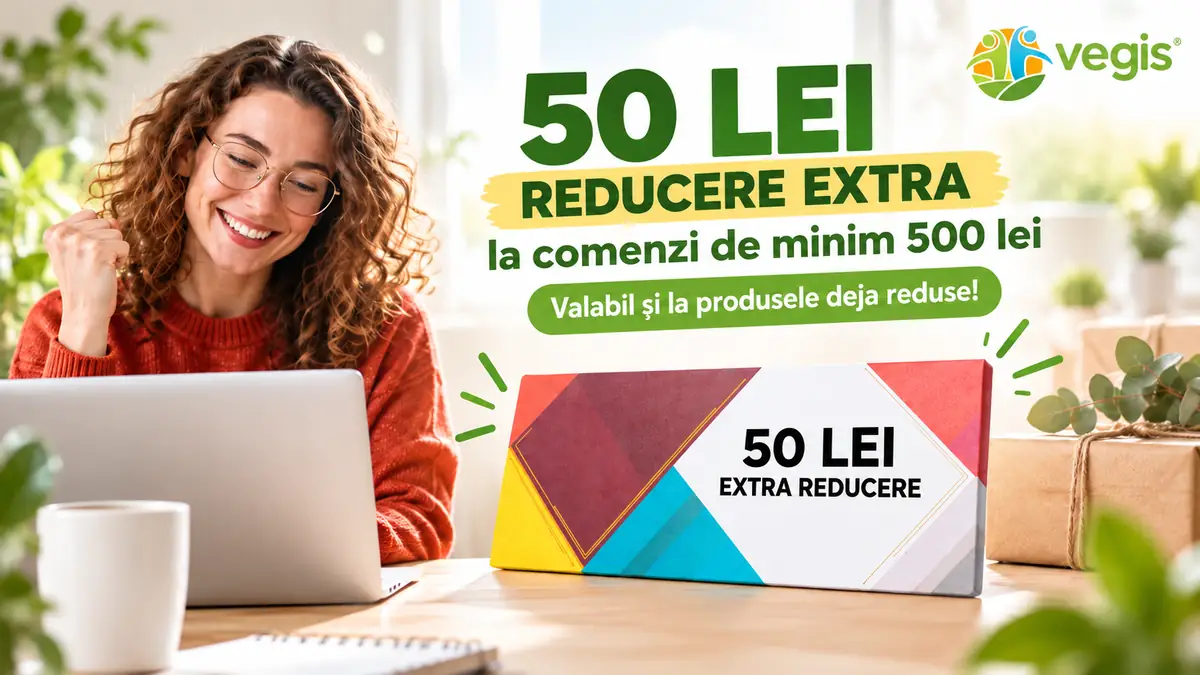 Femeie zâmbind la laptop, voucher Vegis cu 50 lei reducere extra și mesaj pentru comenzi de minimum 500 lei.