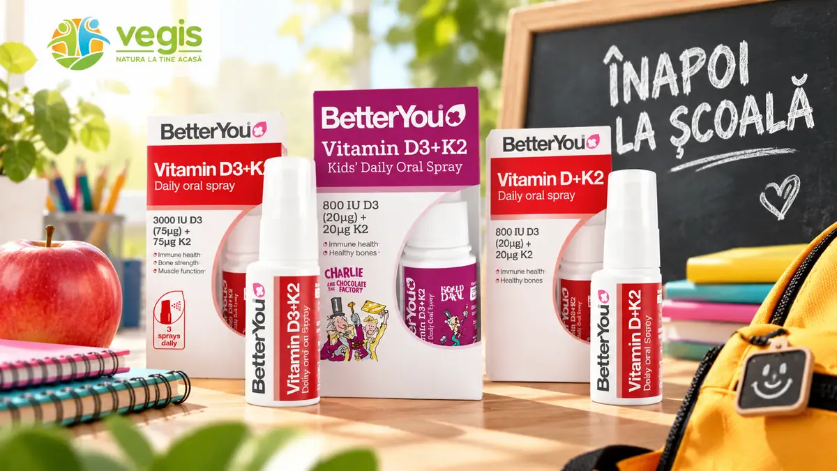 Produse BetterYou cu vitamina D3+K2 pe birou, lângă măr, rechizite și tablă cu mesajul Înapoi la școală.