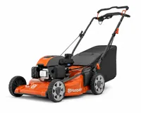 Mașină de tuns iarba Husqvarna, portocalie și neagră, cu sac colector, prezentată pe fundal alb.