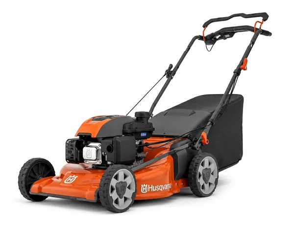 Mașină de tuns iarba Husqvarna, portocalie și neagră, cu sac colector, prezentată pe fundal alb.