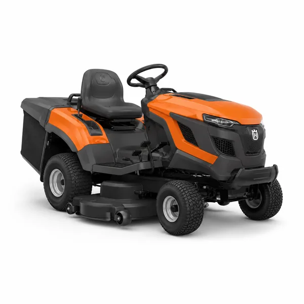 Tractor de tuns iarba Husqvarna portocaliu și negru, cu sac colector, scaun confortabil și sistem de tăiere frontal, prezentat pe fundal alb.