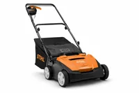Scarificator electric STIHL portocaliu și negru, cu sac colector și mâner pliabil, prezentat pe fundal alb.