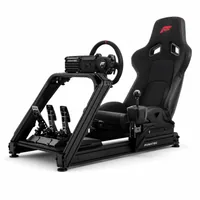 Cockpit de gaming tip simulator auto Fanatec, negru, cu scaun sport, volan, pedale și schimbător de viteze, prezentat pe fundal alb.