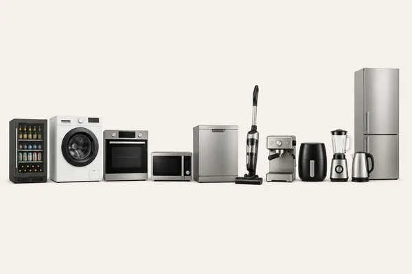 Electrocasnice pentru casă — frigider cu ușă din sticlă, mașină de spălat, cuptor, cuptor cu microunde, mașină de spălat vase, aspirator, espressor, air fryer, blender, fierbător și frigider inox pe fundal crem deschis.