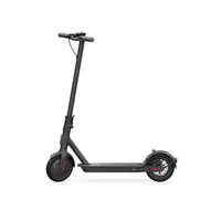 Trotinetă electrică modernă, vedere laterală pe fundal alb