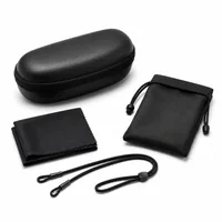 Diverse accesorii pentru ochelari de soare precum husa, snur, cutie pe un fundal alb
