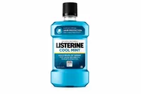 Apa de gura listerine pe un fundal alb