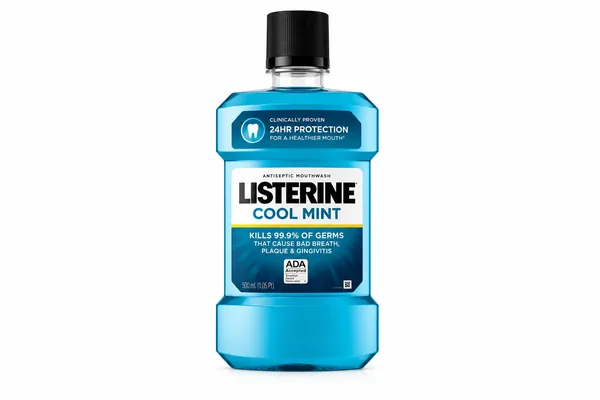 Apa de gura listerine pe un fundal alb