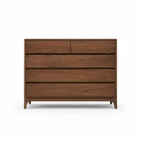 Comoda maro minimalista pe un fundal alb