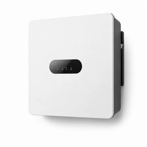 Invertor fotovoltaic modern, alb, montat pe perete, cu panou de control frontal, pe fundal alb.