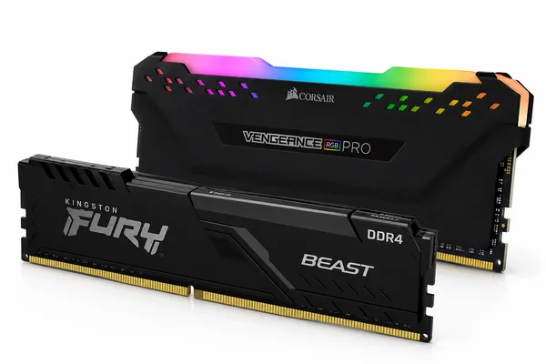 Un ram stick Kingston Fury si Corsair Vengeance pe un fundal alb