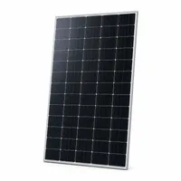 Panou fotovoltaic pentru producerea energiei solare pe fundal alb.