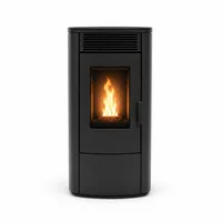 Sobă modernă pe peleți, neagră, cu flacără vizibilă prin geamul frontal, prezentată pe fundal alb.