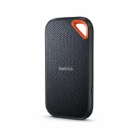 Un SSD Extern Sandisk pe un fundal alb
