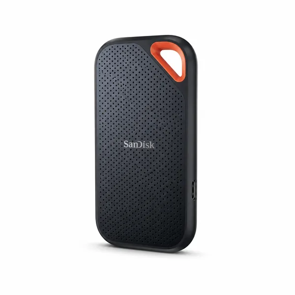 Un SSD Extern Sandisk pe un fundal alb