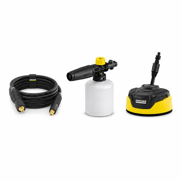 Accesorii Kärcher pentru aparate de spălat cu presiune: furtun, lance pentru spumă și perie pentru suprafețe, pe fundal alb.